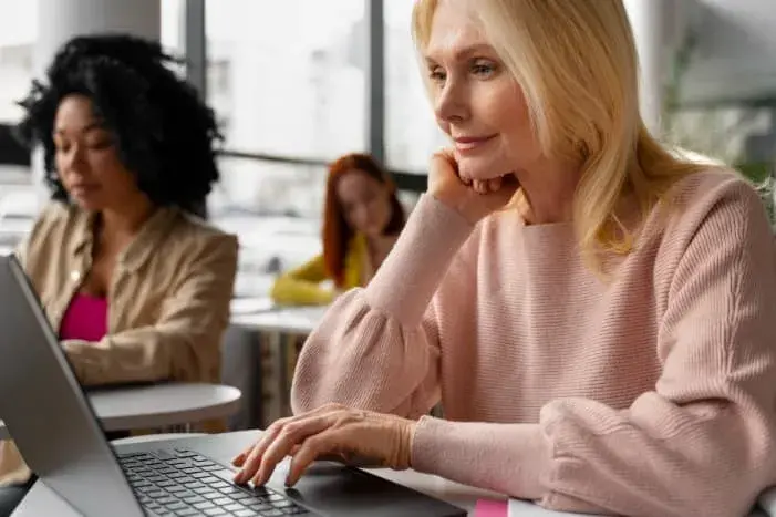 Uma mulher loira estudando sobre o que é edtech