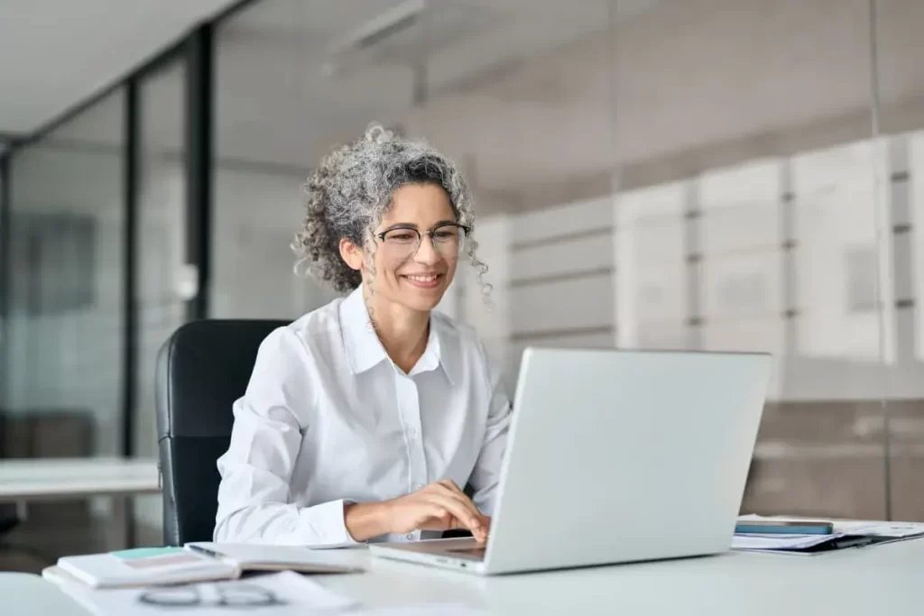 Uma jovem senhora em um computador estudando o que é lms