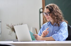 Mulher no notebook estudando as diferenças entre LMS ou LXP