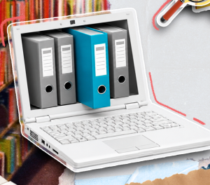 Notebook branco com quatro pastas de arquivo aparecendo na tela, sobre fundo com elementos gráficos e livros desfocados.